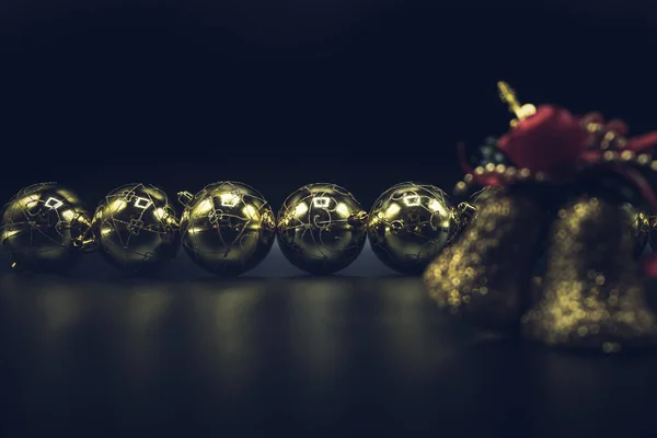 Cool Vakantie Wallpaper Achtergrond Van Kerstversiering Ballen Kerstballen Zwarte Achtergrond — Stockfoto