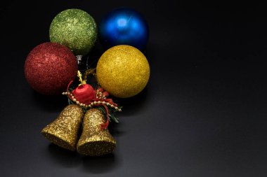 Topları ve kutlama ağacı süslemeleri Noel canlı renkli duvar kağıdı arka plan doku.