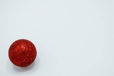 Tatil duvar kağıdı arka plan beyaz arka plan üzerinde izole Noel ağacı süslemeleri.