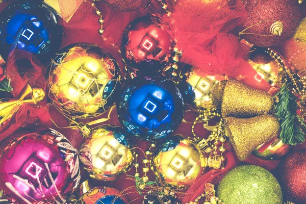 ボールやお祝いツリーの装飾品のクリスマス活気に満ちたカラフルな壁紙背景テクスチャ — ストック写真