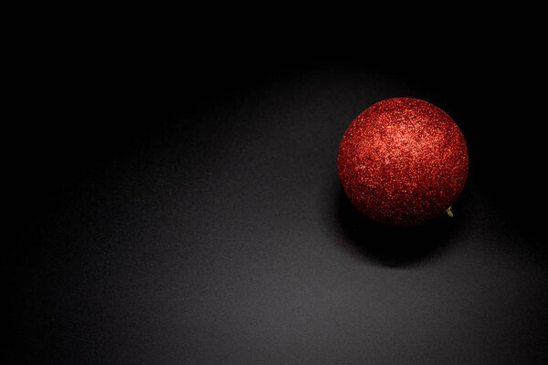 Рождественские обои фон красной елки мяч изолирован на черном фоне
.