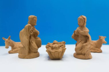 Beyaz arka plan üzerinde izole Hıristiyan doğuş sahne şekil. Geleneksel İtalyan 
