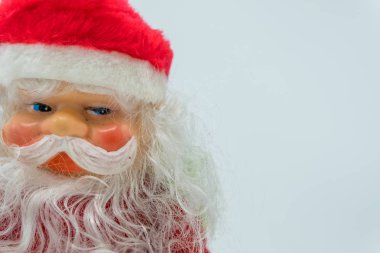 Beyaz arka plan üzerinde izole elinde gümüş bir çan ile Noel Baba oyuncak figür.