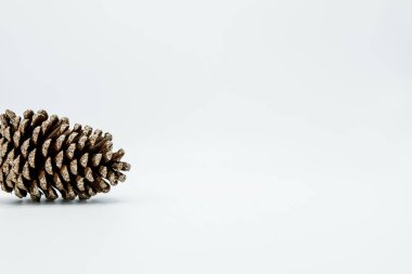 Tatil duvar kağıdı arka plan beyaz arka plan üzerinde izole renkli Noel süslemeleri.