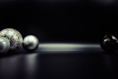Serin tatil Noel süsleri ve topları veya baubles siyah arka plan üzerine arka planına duvar kağıdı.