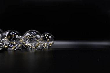 Serin tatil Noel süsleri ve topları veya baubles siyah arka plan üzerine arka planına duvar kağıdı.