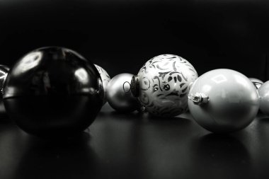 Serin tatil Noel süsleri ve topları veya baubles siyah arka plan üzerine arka planına duvar kağıdı.