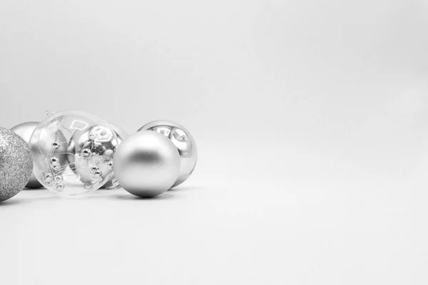 Tek renkli zarif Noel duvar kağıdı arka plan ağaç süsleri. Şık tatil görüntü siyah beyaz.