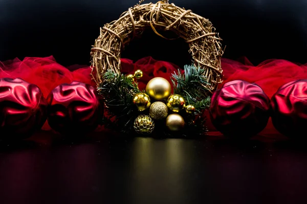 Cool Vakantie Wallpaper Achtergrond Van Kerstversiering Ballen Kerstballen Zwarte Achtergrond — Stockfoto