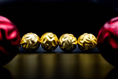 Serin tatil Noel süsleri ve topları veya baubles siyah arka plan üzerine arka planına duvar kağıdı.