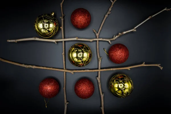 Kuru Dallar Siyah Arka Plan Üzerinde Noel Kırmızı Altın Top — Stok fotoğraf