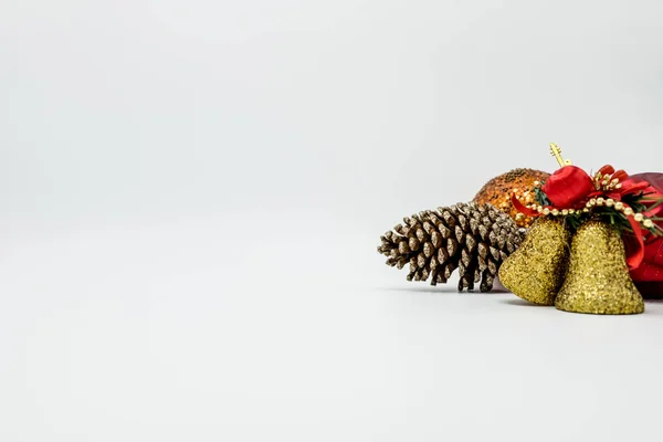 Urlaub Tapete Hintergrund Von Bunten Weihnachtsdekorationen Isoliert Auf Weißem Hintergrund — Stockfoto