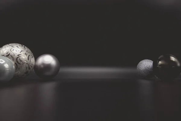 Serin tatil Noel süsleri ve topları veya baubles siyah arka plan üzerine arka planına duvar kağıdı.