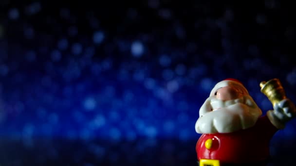圣诞老人在晚上玩的是下雪的背景 剪辑镜头准备循环与圣诞树透明球或小面包与问候文本圣诞快乐和新年快乐 — 图库视频影像