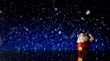 Arka plan gece kar yağışı ile Noel Baba oyuncak. 4k küçük görüntüleri döngü için Noel ağacı şeffaf topun ya da hazır selamlar metinle Merry Noel biblo ve mutlu yeni yıl.