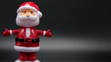 Noel Baba Bobblehead, doğru kopya alanı. 4k küçük görüntüleri siyah arka plan üzerinde döngü için Noel ağacı şeffaf topun ya da hazır selamlar metinle Merry Noel biblo ve mutlu yeni yıl.