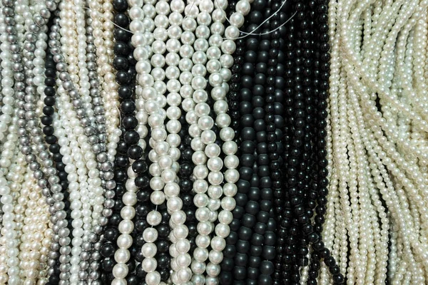 彩色项链的壁纸背景 由宝石和彩色珠子制成 陈列在商店里 半价珠宝 — 图库照片