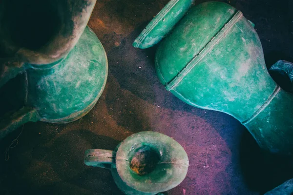 Tapeta Tło Starego Rocznika Noszone Zielone Ceramiczne Wazony Wodne Podłodze — Zdjęcie stockowe