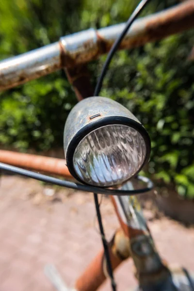 Вертикальне Зображення Зношеного Коричневого Вінтажного Велосипеда Великим Переднім Світлом Стіною — стокове фото