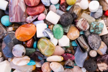 Renkli mücevherlerin duvar kâğıdı arkaplanı. Birçok şekil ve malzemeden oluşan boncuklar..