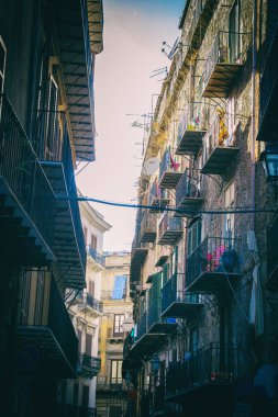 Palermo, Sicilya, sokakta eski küçük konut ile terasları ile dikey görünümünü. Arka plan açık havada. Hiçbir insan.