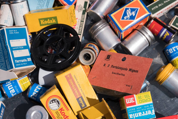 Обои фона старой видео и фотокамеры пленки рулоны для продажи на блошином рынке. Нет людей
.