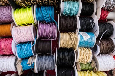 Renkli biriktiricileri iplik silindirler dikiş makine ya da el yapımı kumaş moda endüstrisi için arka plan doku duvar kağıdı. Hiçbir insan.