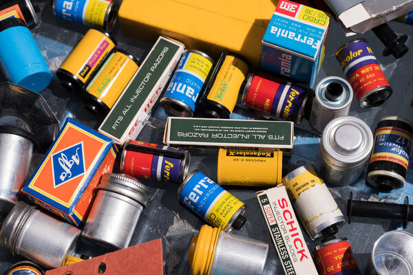 Обои фона старой видео и фотокамеры пленки рулоны для продажи на блошином рынке. Нет людей
.