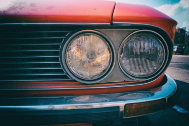 Ayrıntı görünümü ön kırmızı eski model araba tampon ve ışıklar. Klasik duvar kağıdı arka plan görüntüsü. Hiçbir insan.