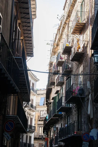 Palermo, Sicilya, sokakta eski küçük konut ile terasları ile dikey görünümünü. Arka plan açık havada. Hiçbir insan.