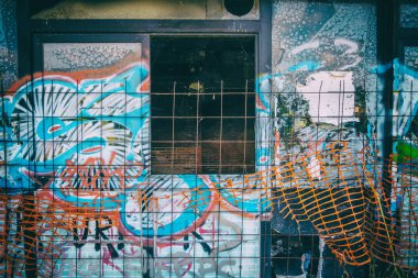 Duvarlar ve kılavuz dış terk edilmiş yıpranmış eski kulübü inşaat graffiti ile boyanmış. Hiçbir insan.