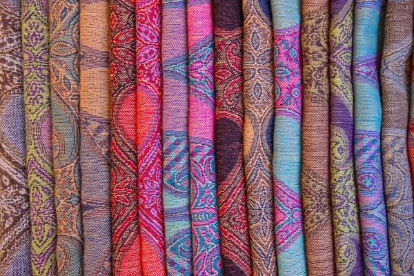 Renkli döşemelik kumaş doku bir mağazada arka planına duvar kağıdı. Birden çok desen ve renkleri. Hiçbir insan.