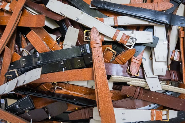 Bir sepet kahverengi, siyah ve beyaz deri izle bilezik dolu arka plan duvar kağıdı.