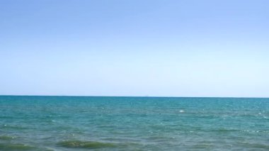 Mavi sakin deniz su ve gökyüzü görünümü gün güneşli yaz.