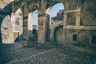 Mimari detay duvar kağıdı arka plan antik taş duvarlar ve kemerler bir ortaçağ kalesi. Hiçbir insan.