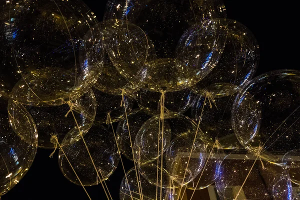 Ballon transparent LED avec guirlandes éclairées suspendues par fil — Photo