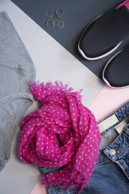 T-shirt, eşarp, kot pantolon, spor ayakkabı ve flatlay üzerinde aksesuar