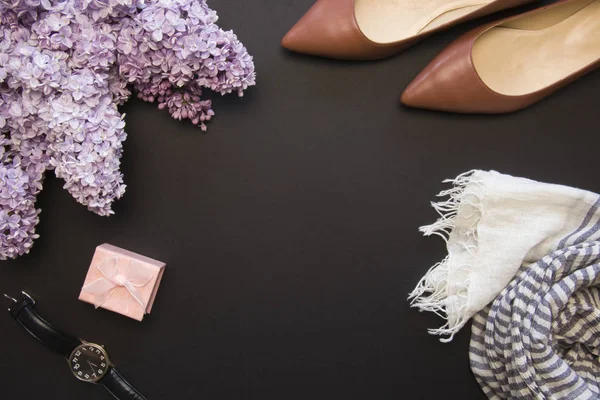 Leylak, ayakkabı, eşarp, saat ve pembe kutu siyah flatlay