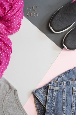 T-shirt, eşarp, kot pantolon, spor ayakkabı ve flatlay üzerinde aksesuar.