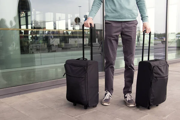 Homme Avec Une Valise Noire Près Aéroport Style Causeal — Photo