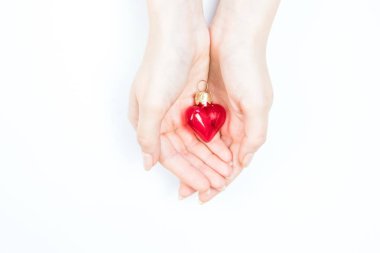 Bir kadının elinde camın kırmızı kalbi. Tasarımınız için güzel bir görüntü. Sevgililer Günü konsepti.