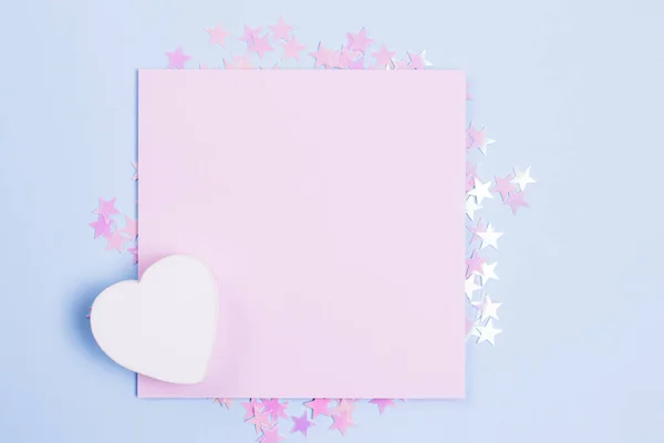 Modélisation de carte vierge rose pastel et coeur en bois blanc sur fond bleu pastel avec des étoiles à paillettes roses dispersées. Place pour ton texto. Style Gbar . — Photo