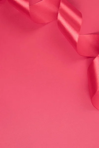 Pembe bir arka plan üzerinde Atlas pembe dalgalı kurdele. Tasarımınız için görüntü.