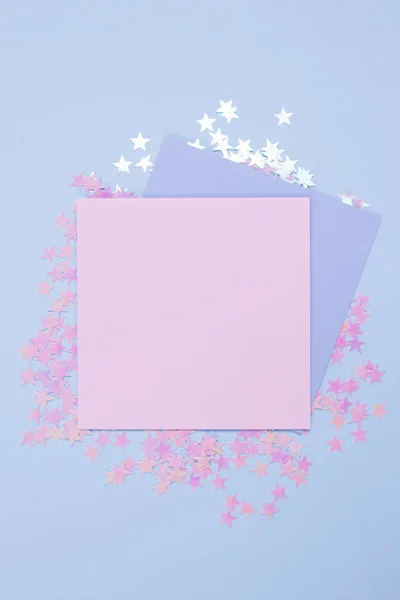 Pastel azul e rosa cartões em branco mockup e fundo azul com estrelas brilhantes espalhadas. Espaço para a tua mensagem. Estilo Gbar . — Fotografia de Stock