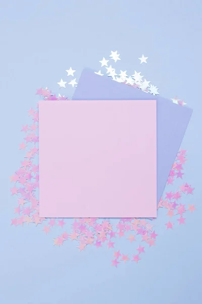 Pastel mavi ve pembe boş kartlar mockup ve dağınık glitter yıldız ile mavi arka plan. Metniniz için boşluk. Gbar tarzı.