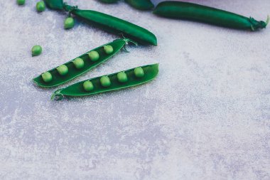 Gri arka planda yeşil bezelye.