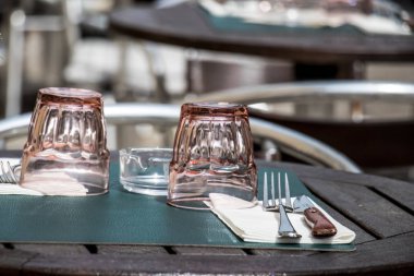 Bir kafede ahşap masada iki boş cam.