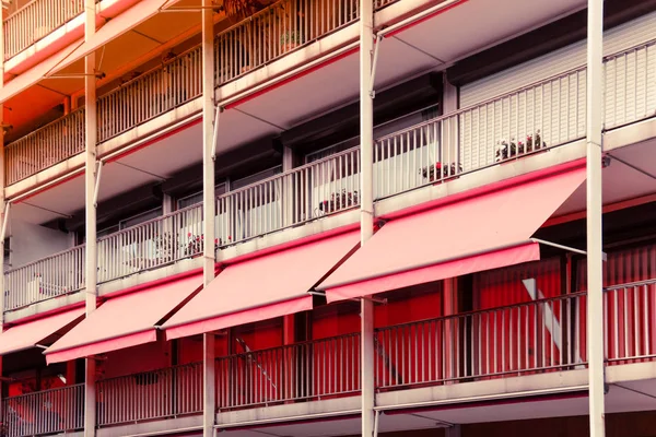 Apartman dairesinde mercan tente ile balkon. Renkli görüntü.