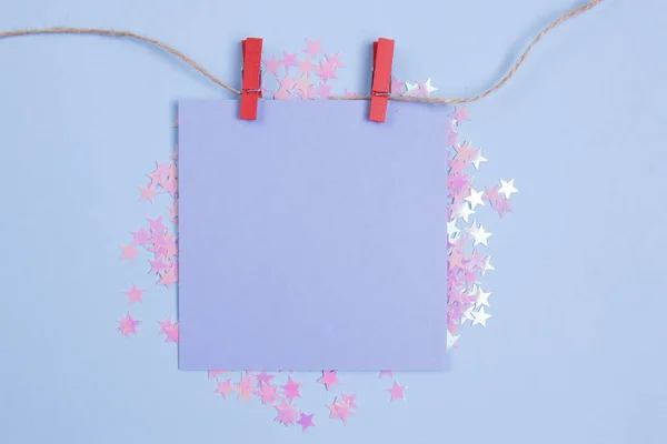 Mavi arka plan üzerinde mavi boş kart mockup ile glitter yıldız çerçeve. Düz yatıyordu. Metniniz için yer.