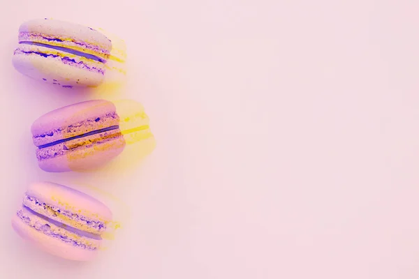 Düz bir yatıyordu üzerinde glitch etkisi ile üç macaroons. Renkli. Yatay görüntü.